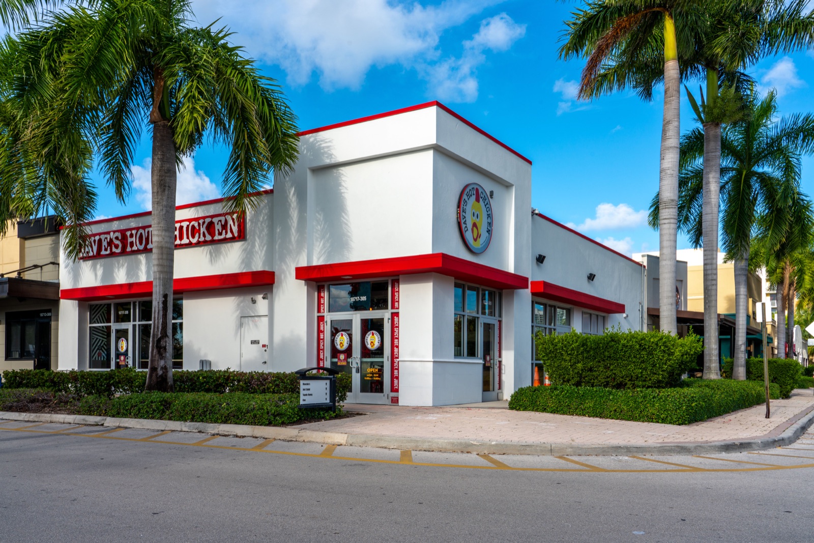 Dave's Hot Chicken signage, Aventura, FL