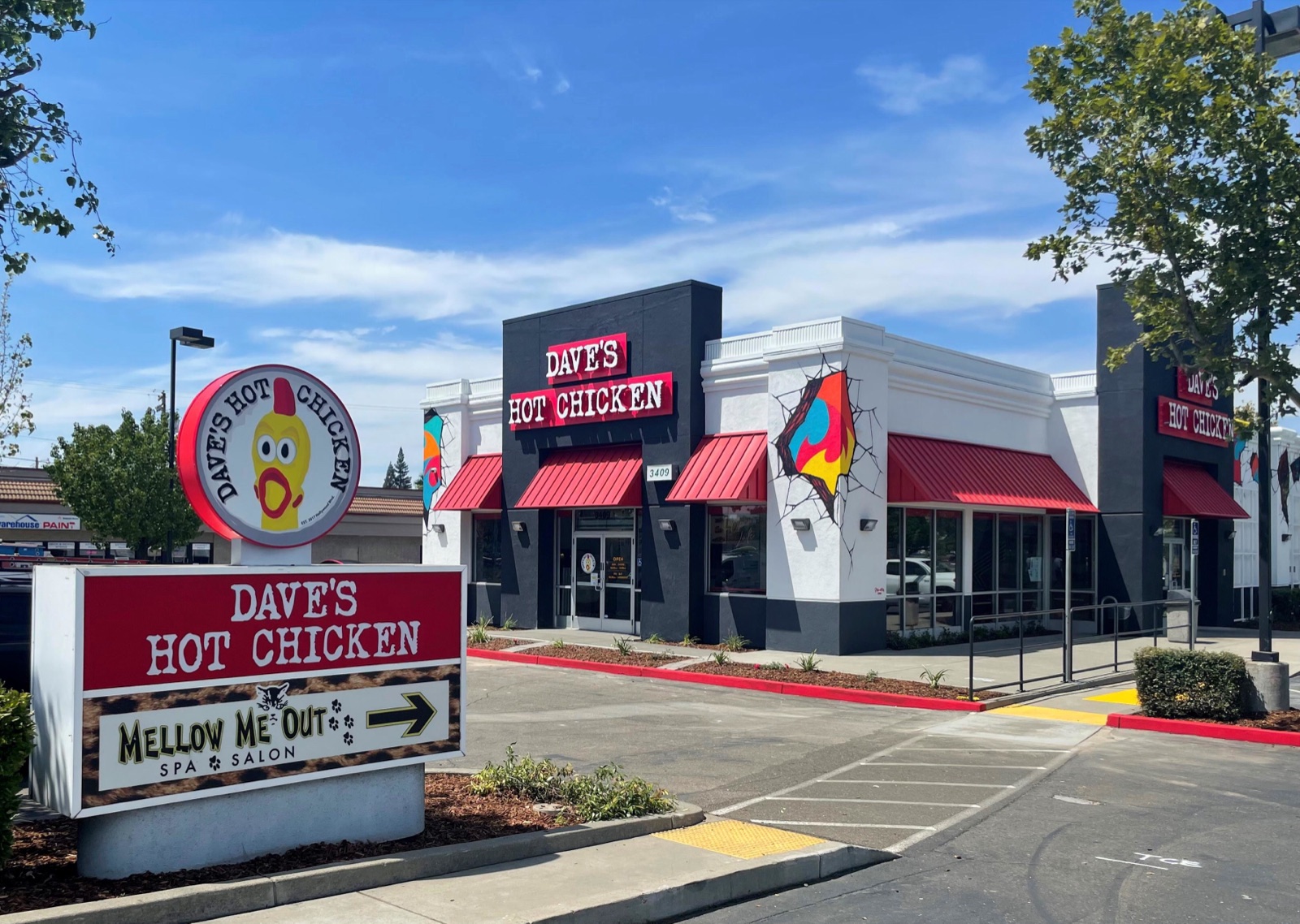 Dave's Hot Chicken signage, SACRAMENTO, CA